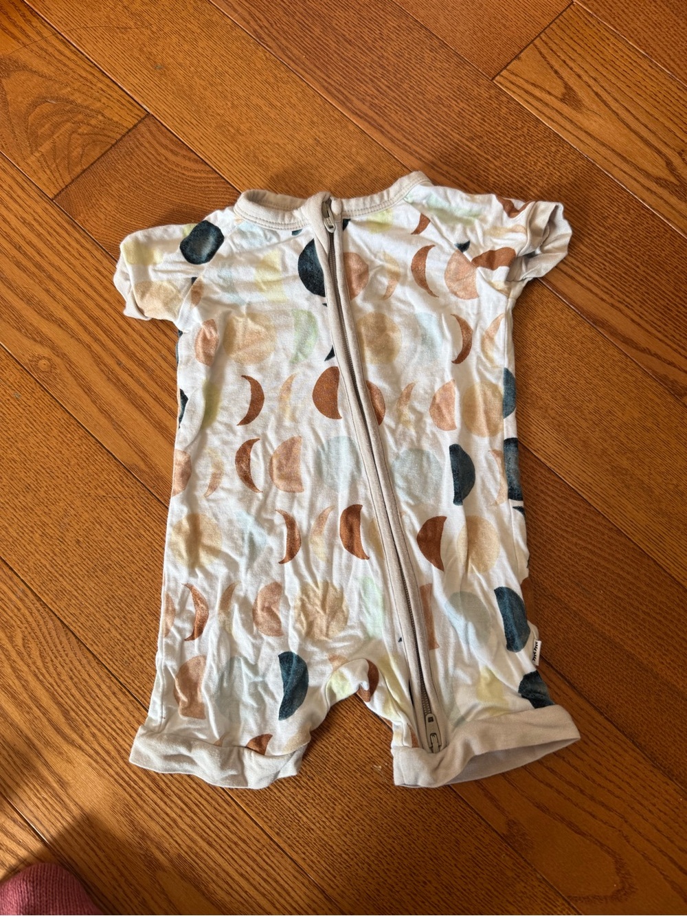 Little Sleepies Luna Neutral Shorty Zippy Moon Pattern Size 0-3 Months